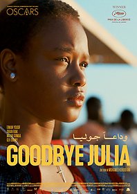 En sudanesisk kvinna, Julia, står i profil och tittar kisande bort mot horisonten. 