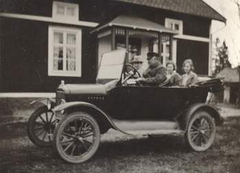 Axel Pettersson i sin T-Ford vid Västanås gård på 1920-talet