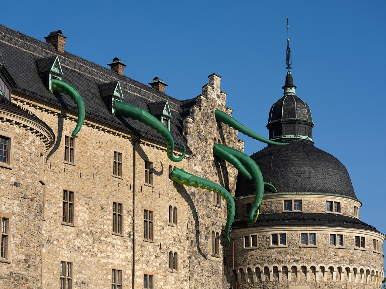 Tentakler sticker ut från slottet i Örebro.