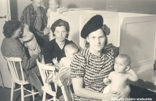 Tre kvinnor sitter med varsitt litet barn i famnen. En fjärde kvinna med ett barn står brevid.