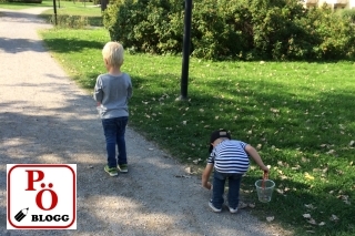 Barn går på en stig och letar pinnar