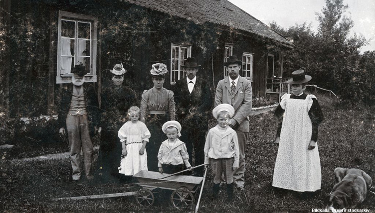 Boende i Långkatekesen vid Karlslund på 1890-talet. Längst till vänster muraren Per Erik Runn.