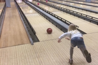 Flicka spelar bowling