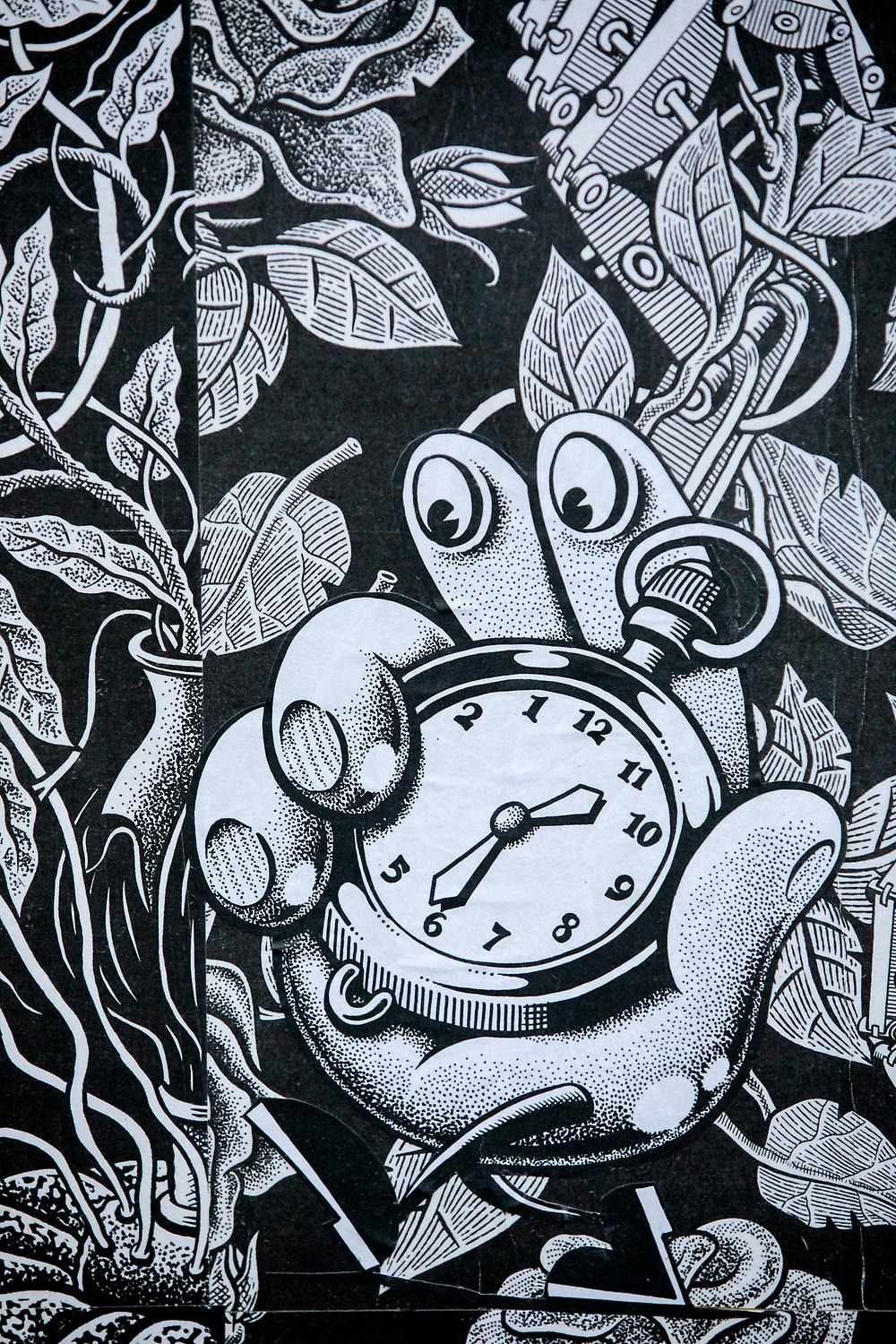 En illustration på en hand som håller i en klocka. Bakom syns ett mönster av blad. Allt är tecknat i svartvitt.