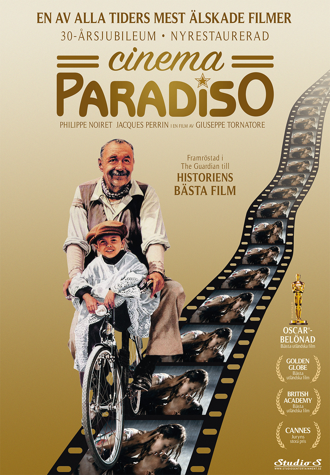 En äldre man och en ung pojke på en cykel, i bakgrunden en remsa film. Cinema Paradiso.