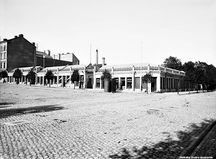 Atterlingska basarerna vid Stortorget i nordvästra hörnet mot Kungsgatan ca 1903 