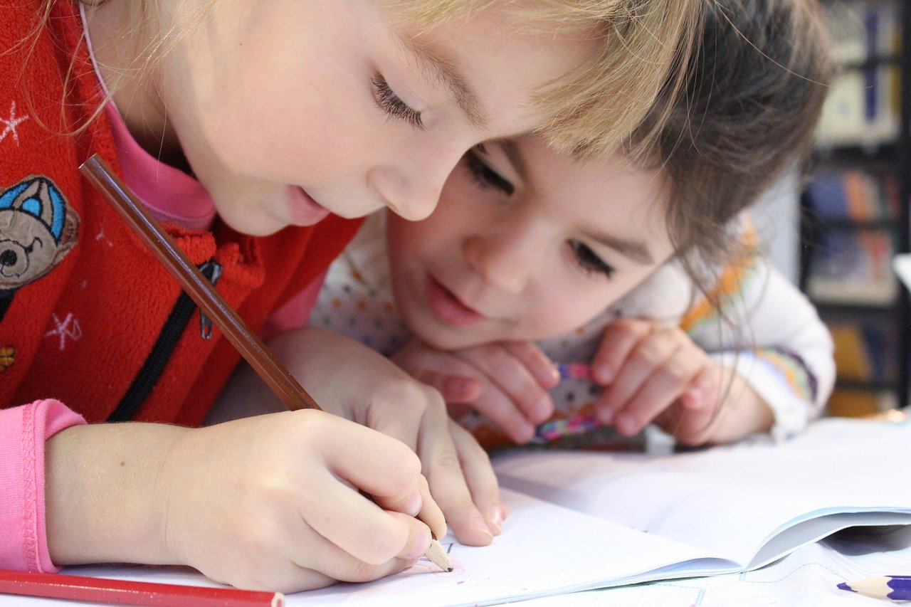 Barn som ritar. Bildkälla: Pixabay.