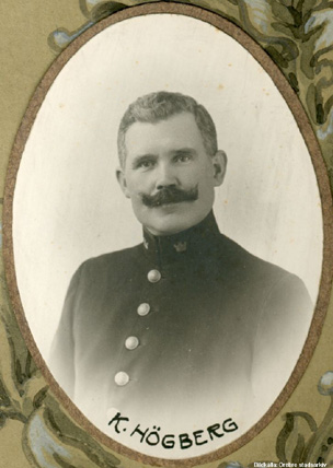 Porträtt av polis med mustasch i uniform