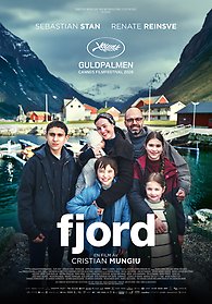 En familj med fyra barn och en bebis vid en norsk fjord.