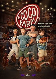 Tre barn och en äldre man står framför en skylt med texten Coco farm i en lada.